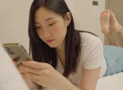 เมื่อรู้ว่าสามีของเธอสำส่อนภรรยาของเขาก็หาชายหนุ่มที่มีเสน่ห์ทันทีเพื่อแก้แค้น