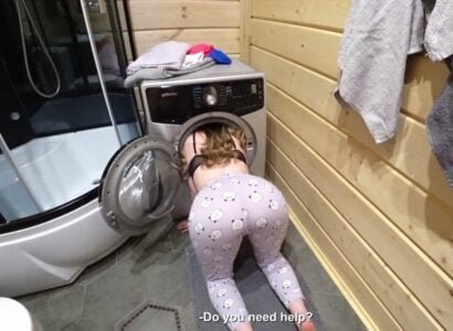พี่สาวของฉันถูกพี่ชายของเธอถูกดึงไปที่ห้องเมื่อฝนตก