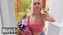 Clip Skylar Vox ในชุดชั้นในเซ็กซี่และกระโปรงสั้นเซ็กซี่