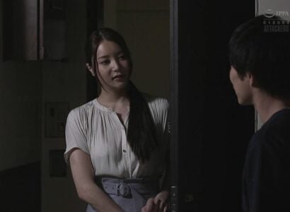 เพื่อนบ้านที่ร้อนแรงและเซ็กซี่ทำให้เด็กชายหลงใหลในการต่อต้านไม่ได้