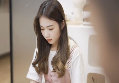 ลูกสาวยุคใหม่ที่สวยงามนั้นโหดร้ายโดยพ่อเลี้ยงของเธอเพื่อใช้ประโยชน์จากความปรารถนาที่มืดมน