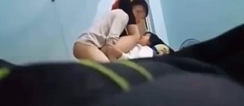 นอนกับแฟนของเธอพ่อแม่กลับมาอย่างกะทันหัน