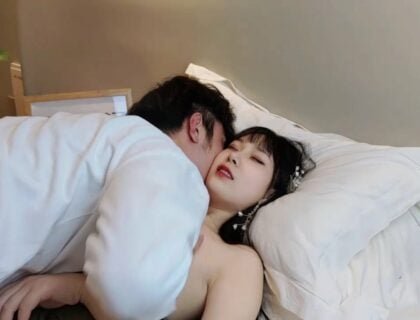 การข่มขืนน้องสาวที่สวยงามอย่างมีความสุขในน้ำในโรงแรม