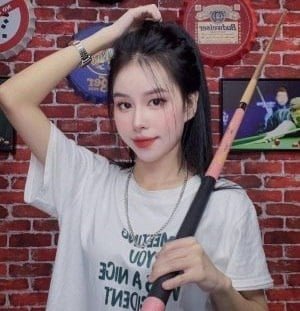 Vy Vy Staff of the Rain Cloud Bar อยู่กับแขก