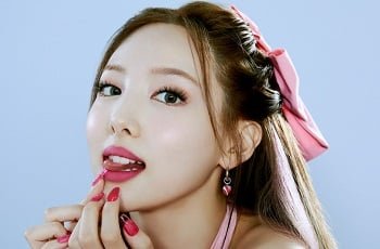 Nayeon สองครั้งถูกจับในฉากที่ร้อนแรงกับอาจารย์สาวลึกลับ