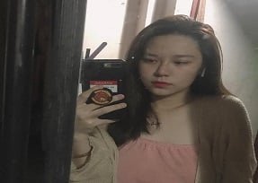 สาวมัธยมปลายกอดแฟนของเธออย่างลับๆ
