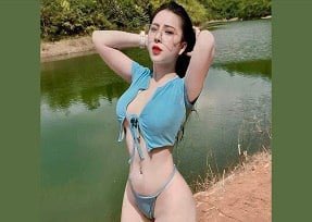 เด็กหญิงโรงเรียนมีความเชี่ยวชาญในการค้นพบตัวเอง